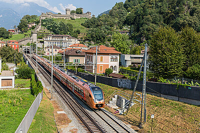 (Copyright: SOB, Immagine: Markus Schälli) un Treno Gottardo di Südostbahn presso Bellinzona.