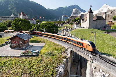 Der Voralpen-Express passiert auf seiner Reise von St. Gallen nach Luzern auch die Rosenstadt Rapperswil.