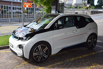 Der BMW i3 mit reinem Elektroantrieb steht am Bahnhof Herisau bereit, in nächster Nähe zum Gleis 1.