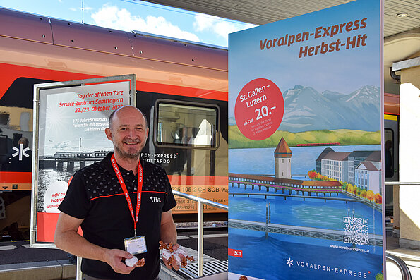 Ein Kundenbegleiter begrüsst die Besuchenden am Bahnhof Samstagern.