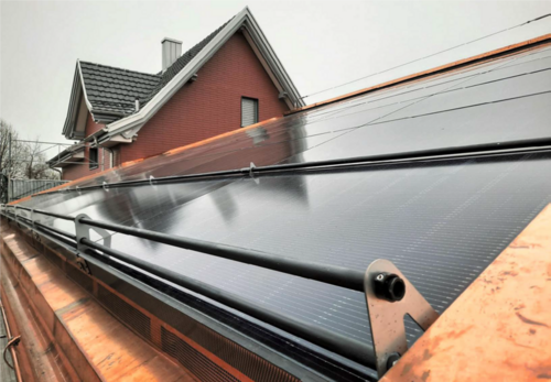 Bild der PV-Anlage am Bahnhof Muolen.