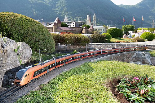 Il treno a pianale ribassato «Traverso», dal caratteristico color rame, raggiunge una lunghezza totale di 6,10 metri in scala 1:25 e rappresenta il treno più lungo della Swissminiatur.