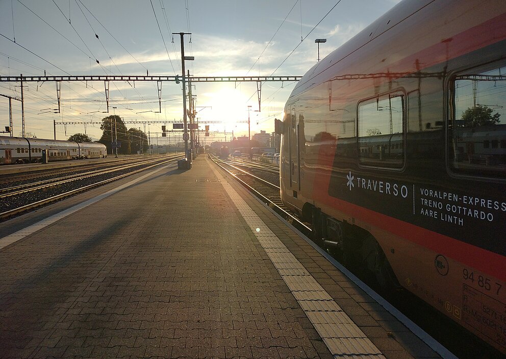 Voralpen-Express bereit zur Abfahrt nach Rapperswil, in herbstlicher Morgenstimmung am Bahnhof Pfäffikon 