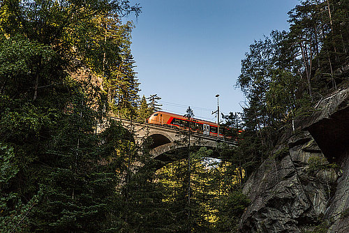 (Copyright: SOB, Fotograf: Markus Schälli) Ein Traverso der Südostbahn unterwegs auf der Strecke des Treno Gottardo bei Wassen.