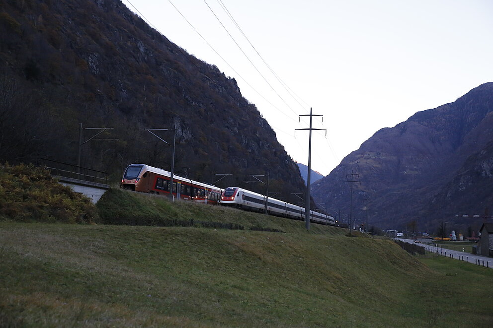 Das drittplatzierte Bild zeigt einen Traverso und einen ICN unterwegs.