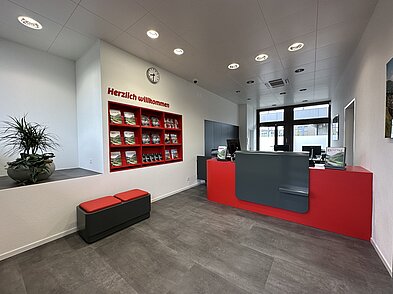 Blick von der Eingangstür ins neue Bahnreisezentrum.