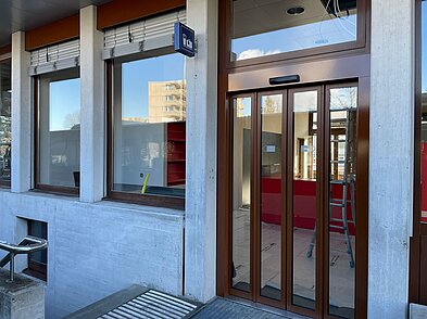 Ansicht Bahnreisezentrum mit neuer Schiebetür von Aussen.