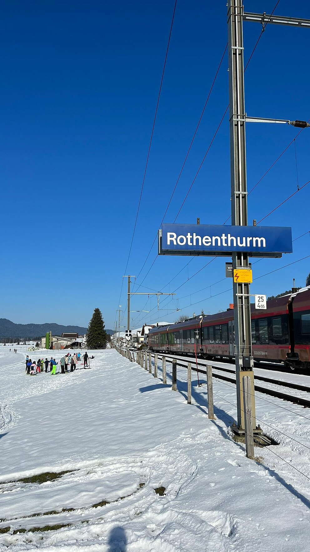 Wettbewerb-Bild: InterRegio fährt an einer Schulklasse vorbei