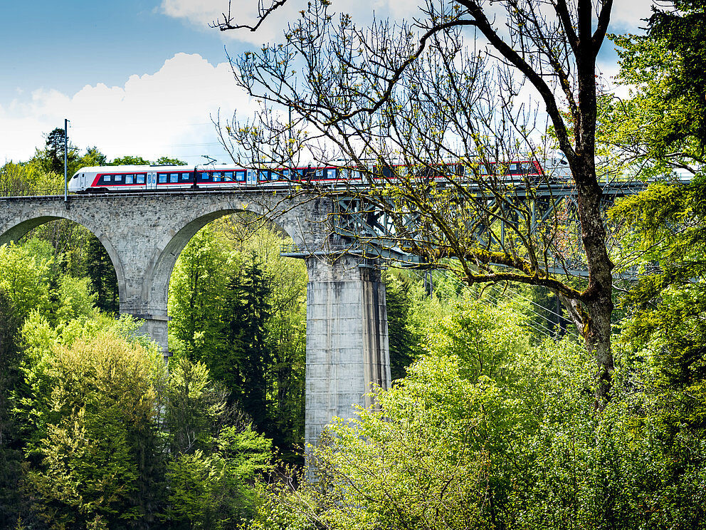 Wettbewerb-Bild: SOB fährt über Sitterviadukt St. Gallen-Herisau 