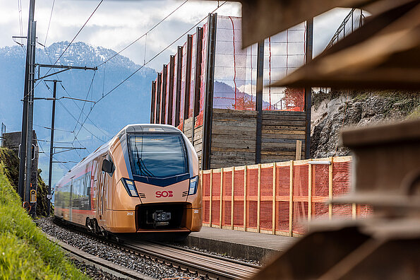 Traverso durchquert die Baustelle.