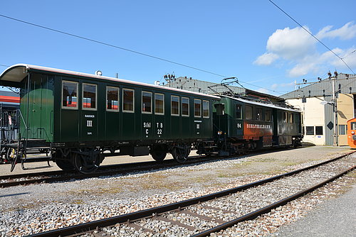 Ein Personenwagen und ein Triebwagen stehen bereit