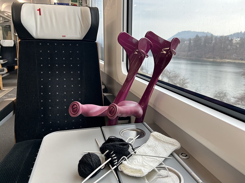 Wettbewerb-Bild: Landschaft aus dem Fenster mit zwei Stöcken 