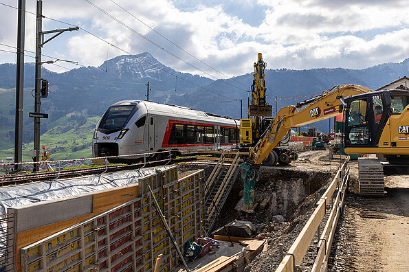 Blick auf die Baustelle, ein Flirt fährt vorbei.