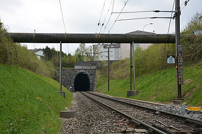 Blick vom Bahnhof Wittenbach auf das Portal des Bruggwaldtunnels