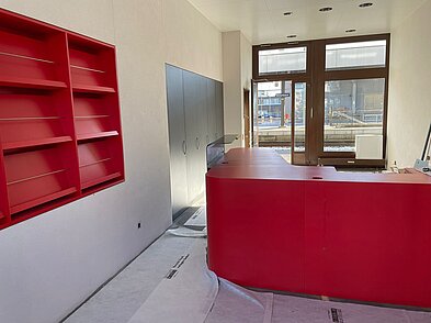 Das Bahnreisezentrum mit neuem Mobiliar von Innen.
