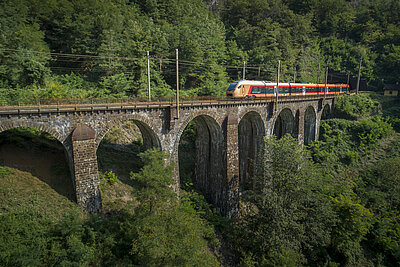 Der Treno Gottardo auf der Pianotondo-Brücke im Tessin.