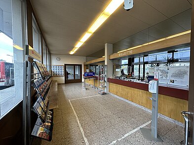 Blick in die alte Schalterhalle.