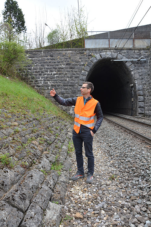 Projektleiter vor dem Bruggwaldtunnel Portel Wittenbach