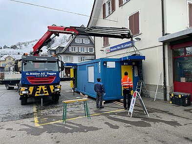 Das Provisorium vor dem Bahnreisezentrum wird installiert.