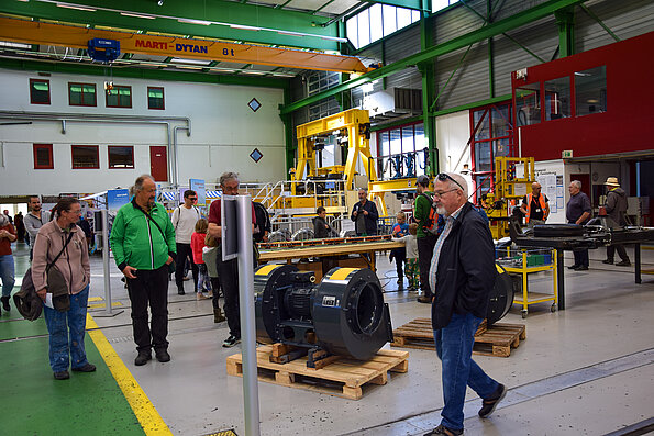 Besuchende auf dem Rundgang im Service-Zentrum