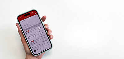 Handy mit aufgeschaltetem Fahrplan.