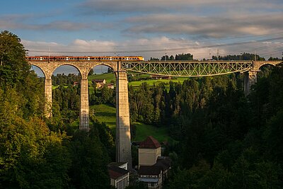 Ein Traverso überquert das Sitterviadukt.