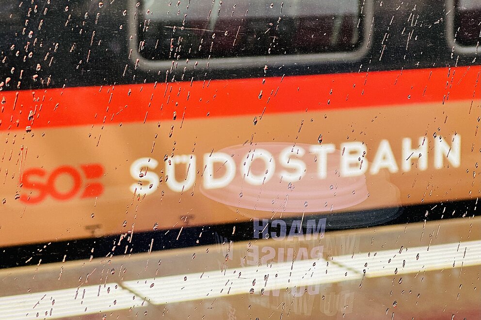 Wettbewerb-Bild: Eine verregnete Scheibe und im Hintergrund das SOB Logo