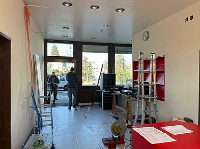 Die Bauarbeiter beginnen mit den Montagearbeiten.