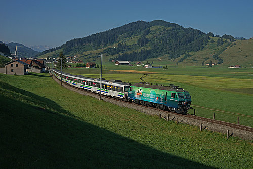 Re 446 016 und RBDe 561 082 mit VAE 2567 bei Rothenthurm