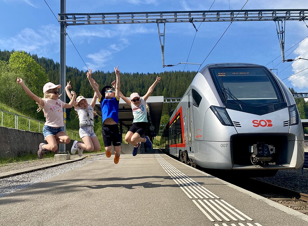 Wettbwerb-Bild: Kinder hüpfen auf als der Zug vorbeifährt