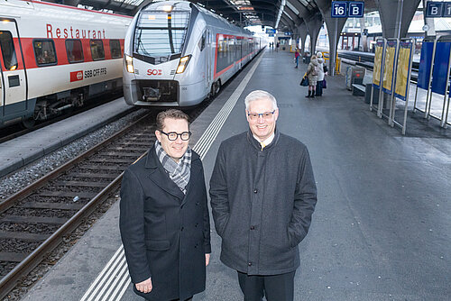 SOB-Verwaltungsratspräsident Benedikt Würth und Thomas Küchler, Vorsitzender der SOB-Geschäftsleitung, begrüssen einen Aare Linth-Zug (Flirt & Traverso) im Hauptbahnhof Zürich.