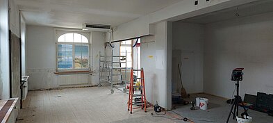 Einblick in die leeren Büroräume.