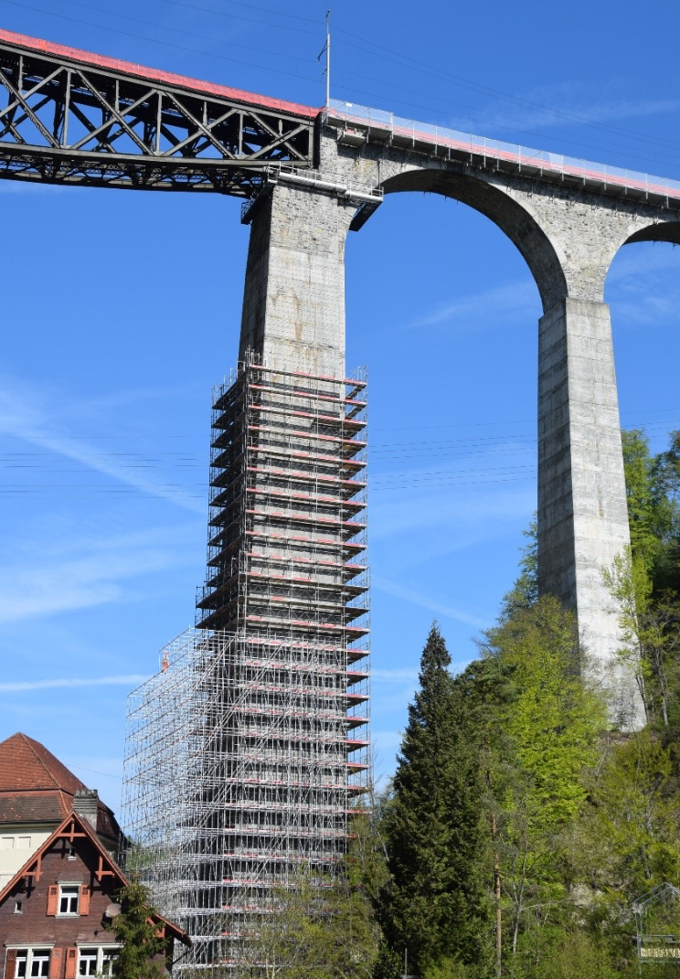 Der Gerüstturm am Pfeiler VI wächst und wächst – Stand 2. Mai 2019 Der Gerüstturm am Pfeiler VI wächst und wächst – Stand 2. Mai 2019