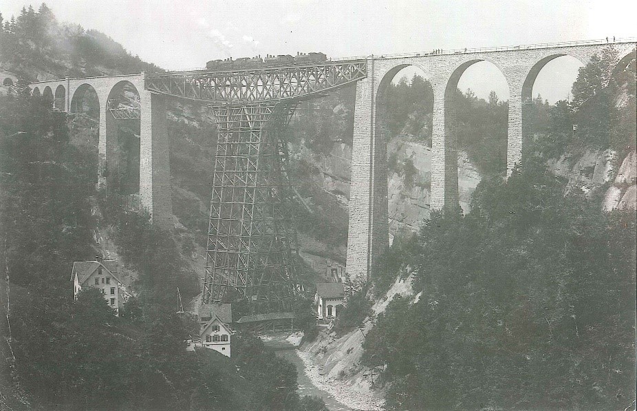 Belastungsprobe des Sitterviadukts im Jahr 1910 mit vier Dampflokomotiven Belastungsprobe des Sitterviadukts im Jahr 1910 mit vier Dampflokomotiven